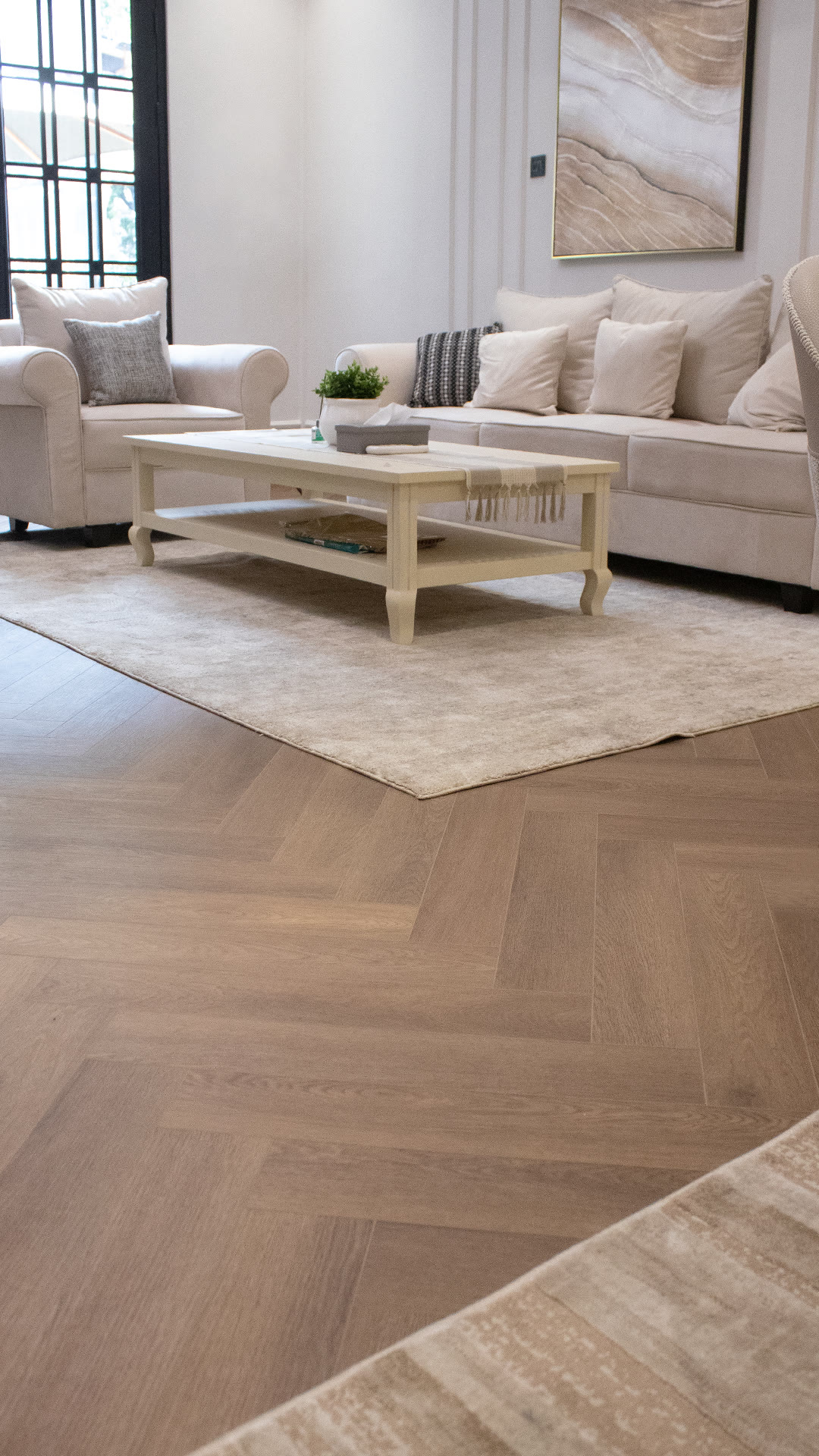Sesudah: ruang tamu modern dengan lantai herringbone