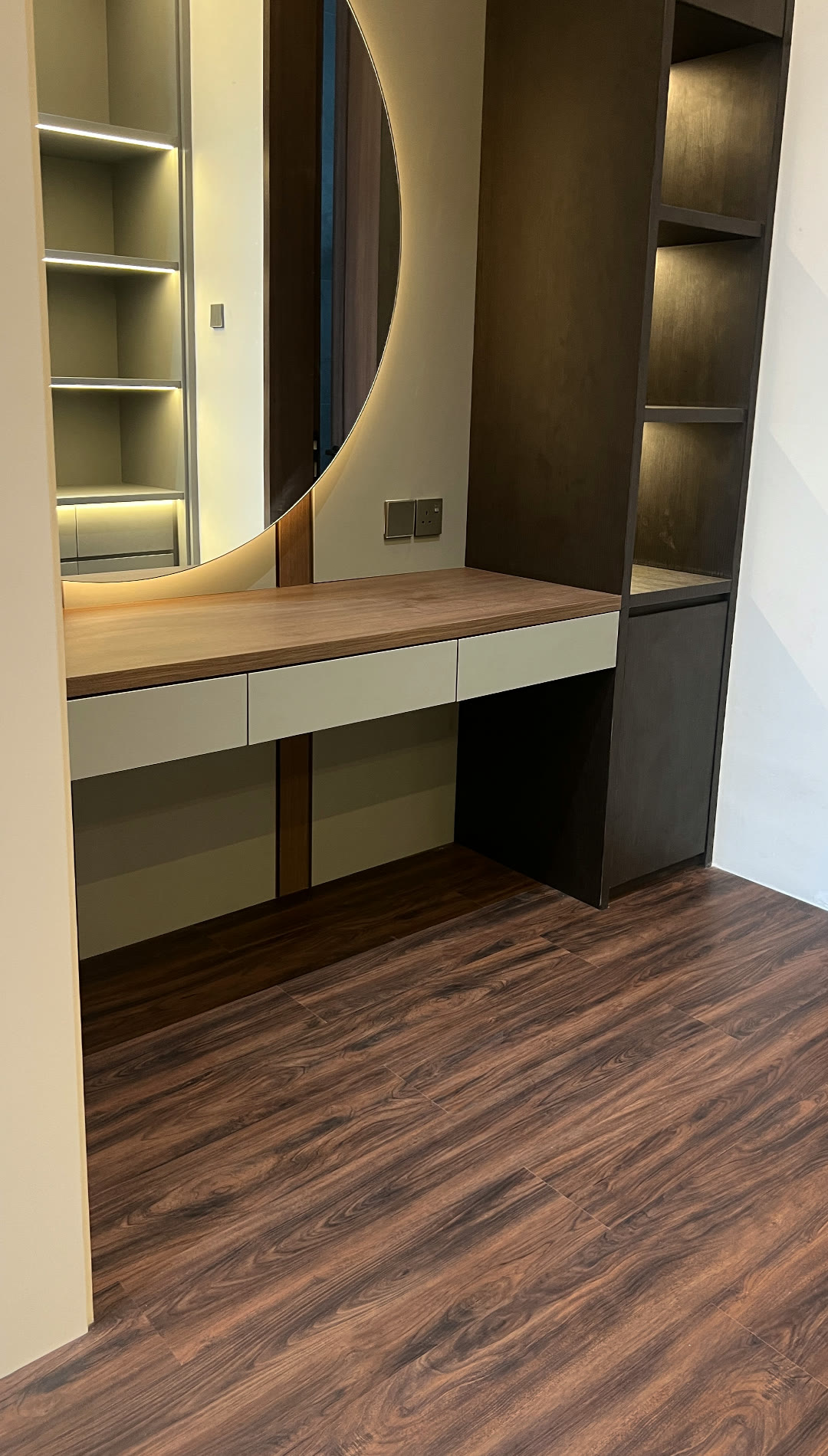 Detail meja rias dan lantai kayu