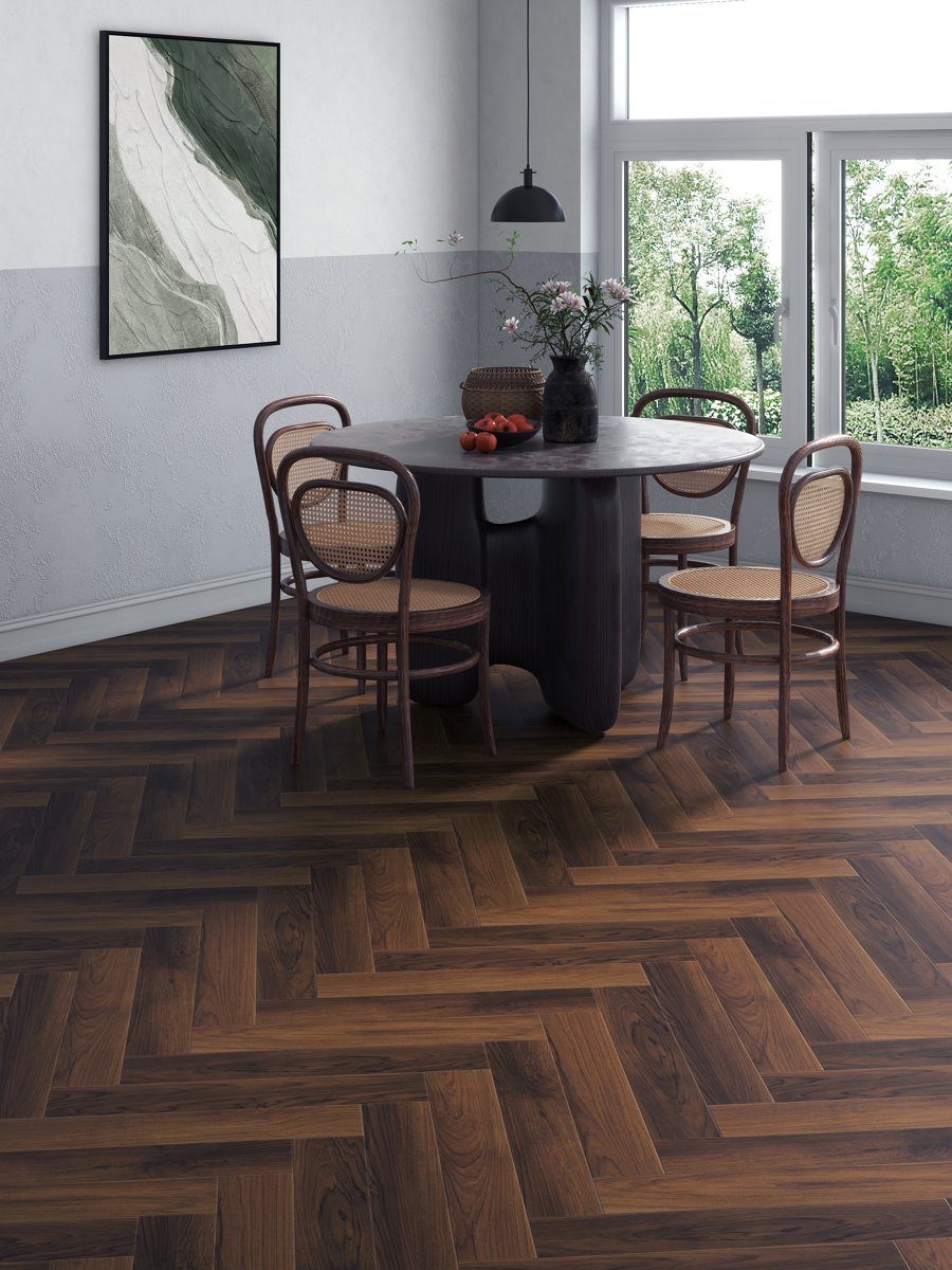 Ruang makan dengan lantai herringbone gelap